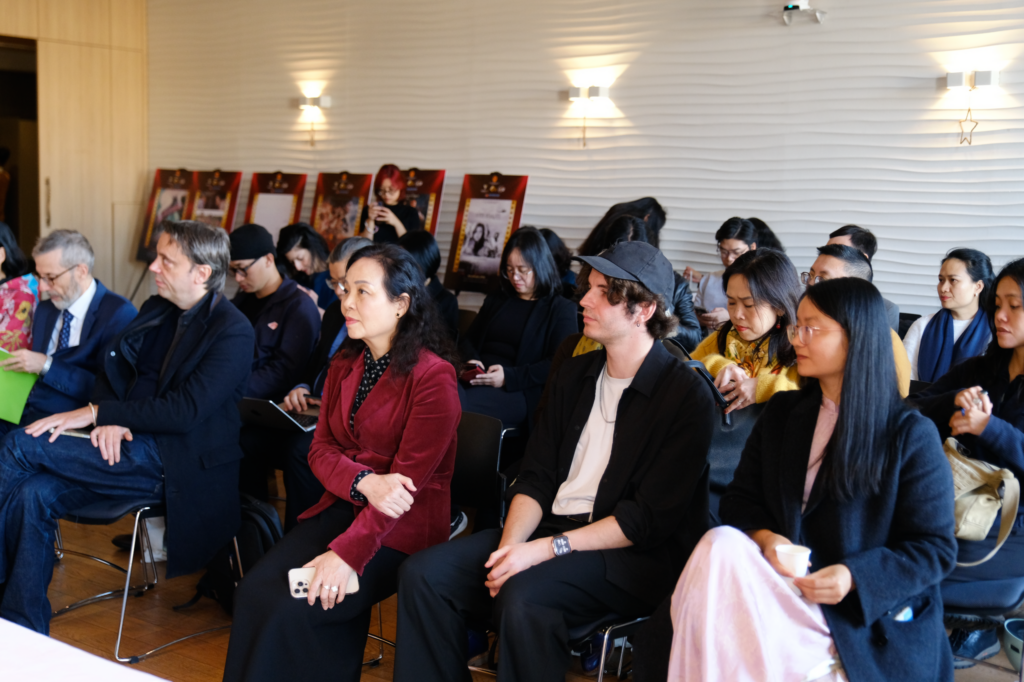 Không gian tọa đàm với sự tham dự của đông đảo khán giả quan tâm đến điện ảnh.